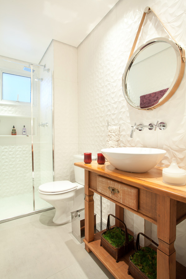Banheiro com Revestimento 3D Branco e Piso Cinza- Fotos: Adriana Barbosa