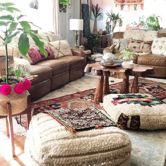 sala de estar em estilo boho. Sofás antigos, almofadas em cashmeres
 e estampas étnicas, tapete arabesco, souvenirs e puffs em cashmeres.