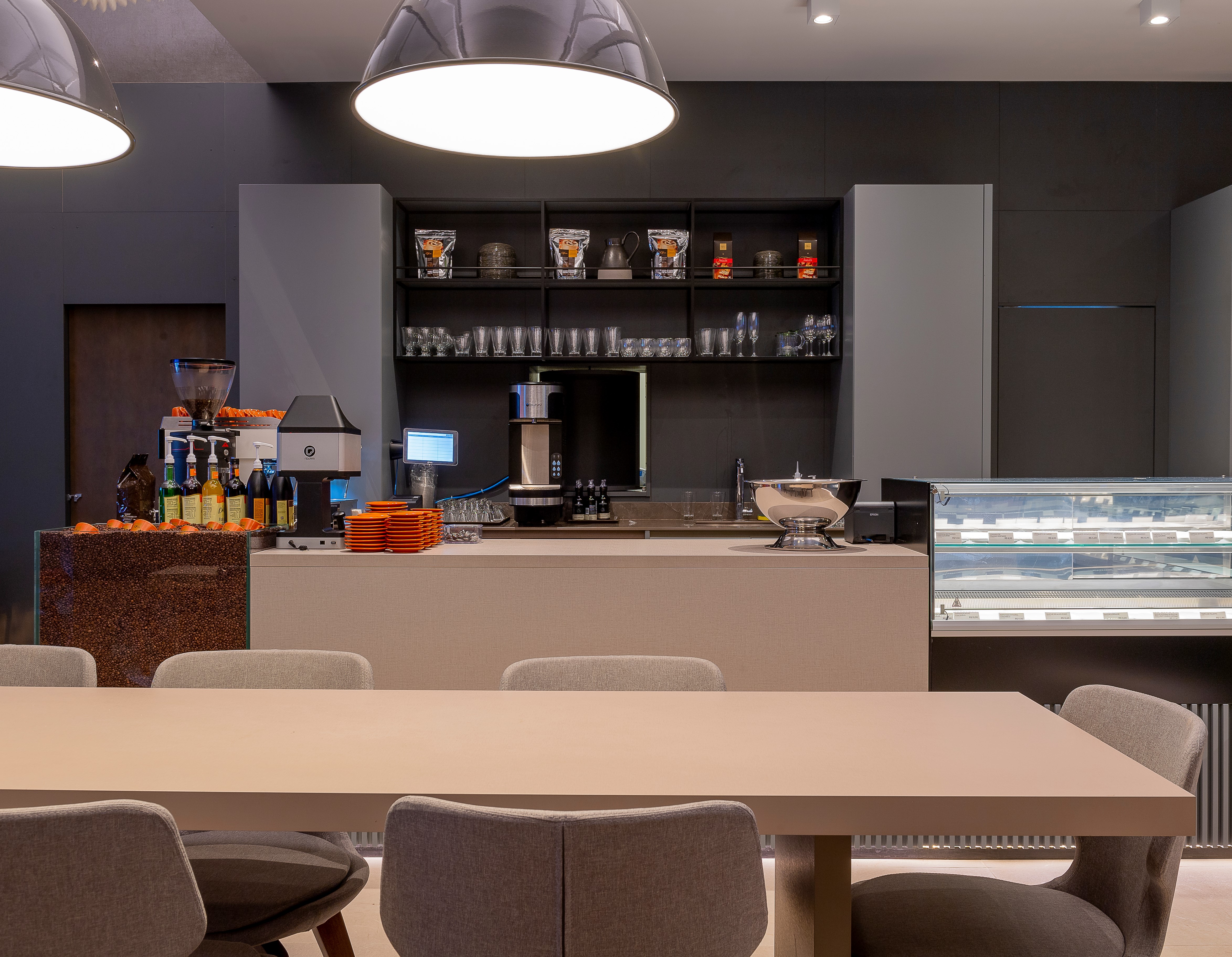 Casa Cor 2019: Um Momento Para o Café. Designer Jóia Bergamo Assina Espaço da Ofner Área de atendimento revestida com porcelanato. vitrine de doces.