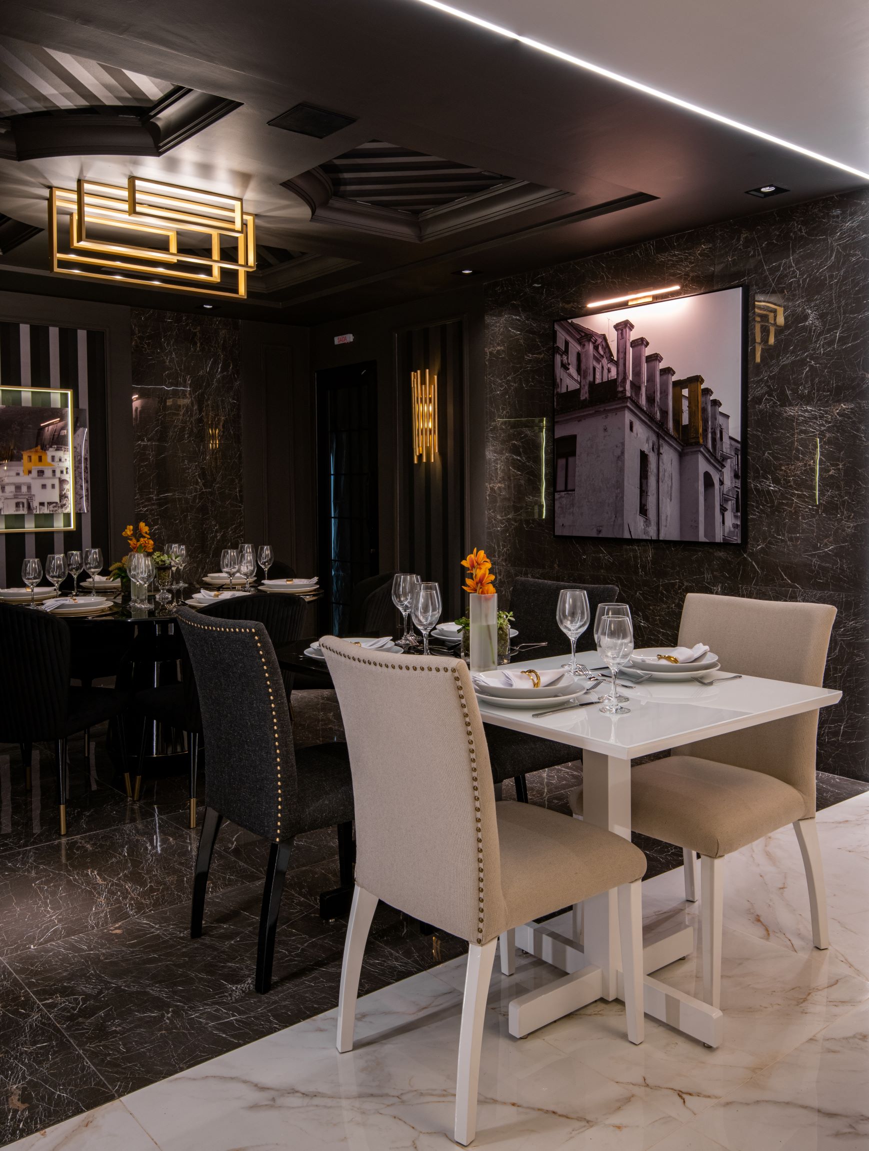 Restaurante Limone, CASACOR São Paulo 2019, Habitat Projetos Inteligentes. Restaurante com conceito de dualidade, mesas de mármore branco e preto, cadeiras clássicas brancas e pretas, quadros e teto de gesso.