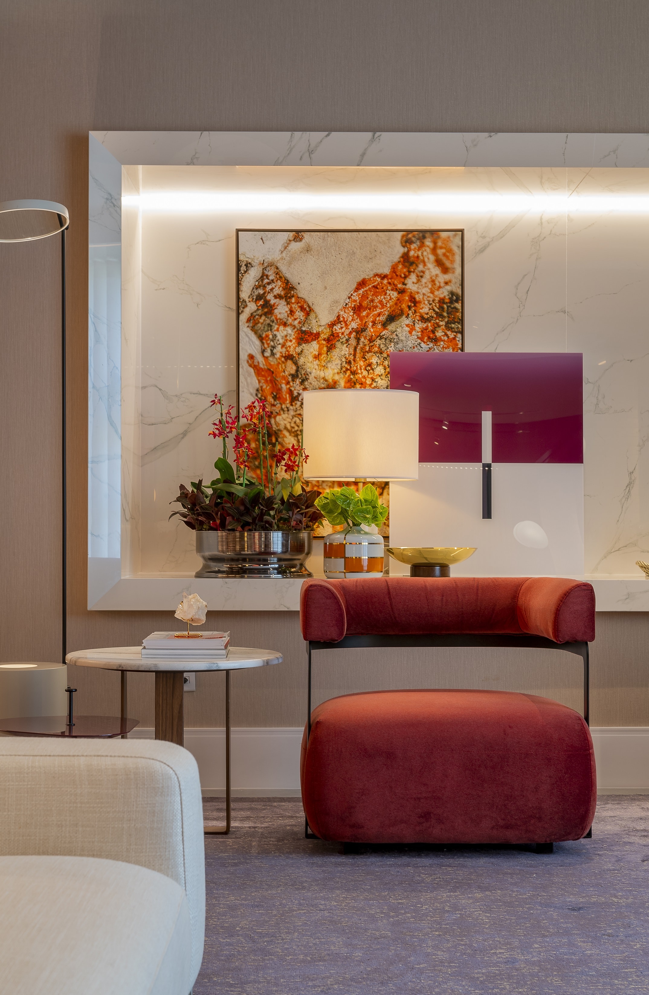 Casa Cor 2019: Linie Lounge Poltrona vermelha, mesinha com pernas de madeira, tapete com pequenas linhas, sofá branco, parede revestida com papel de parede muse e mármore branco. 