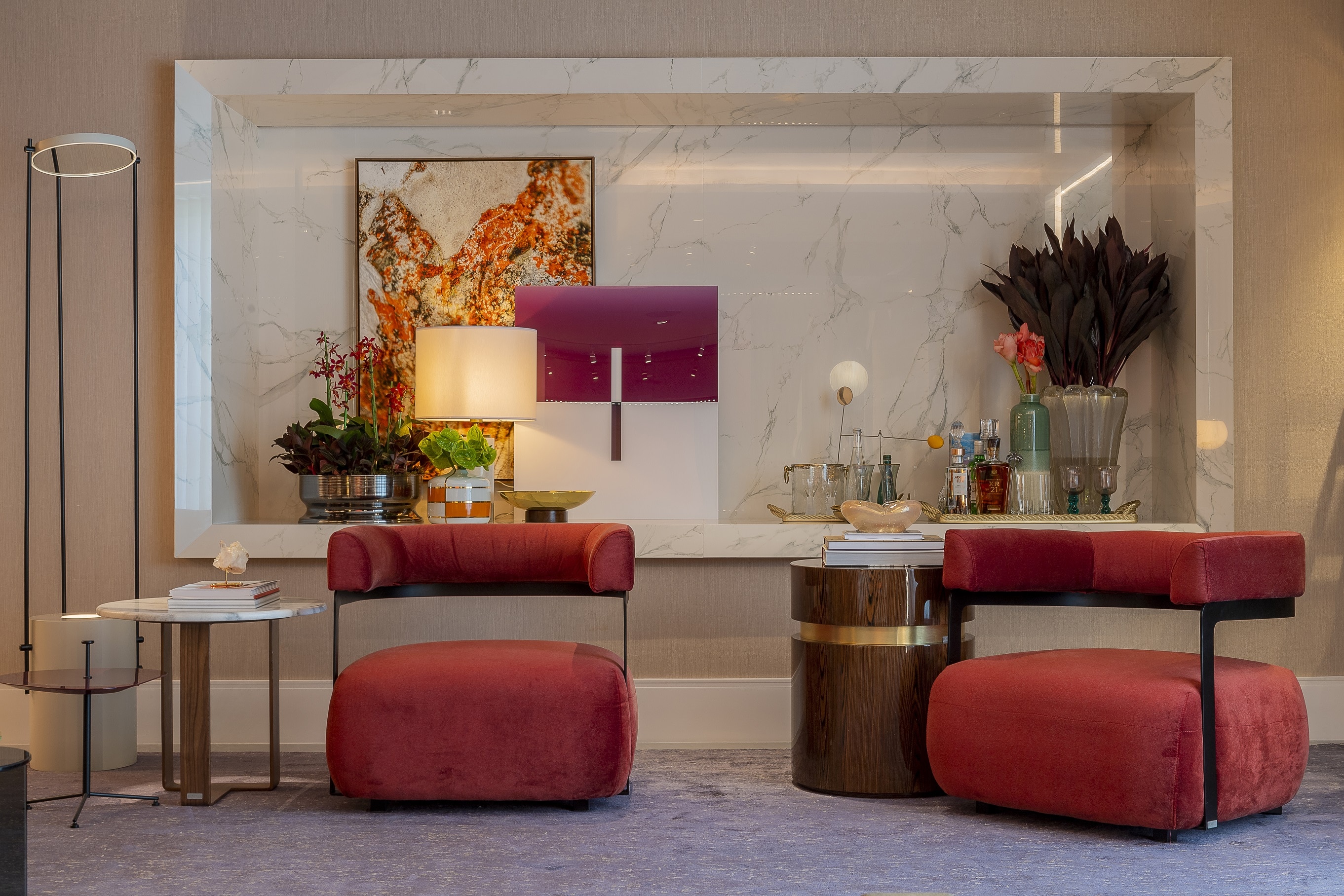 Casa Cor 2019: Linie Lounge
 Parede revestida com papel de parede muse, poltronas com design moderno, mesinhas, tapete grande e um espaço no centro da parede revestido com mármore. 