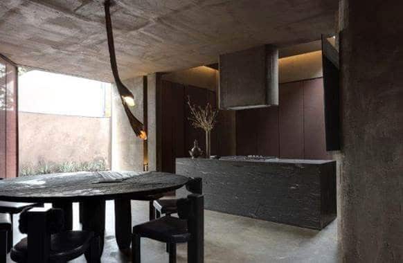 Casa Cor 2019: Grandes marcas participam da CASACOR São Paulo Sala de estar integrada com cozinha.  Mesa com estilo rústico, armários da linha avanti com acabamento laminato. revestimento das paredes e teto com concreto queimado. 