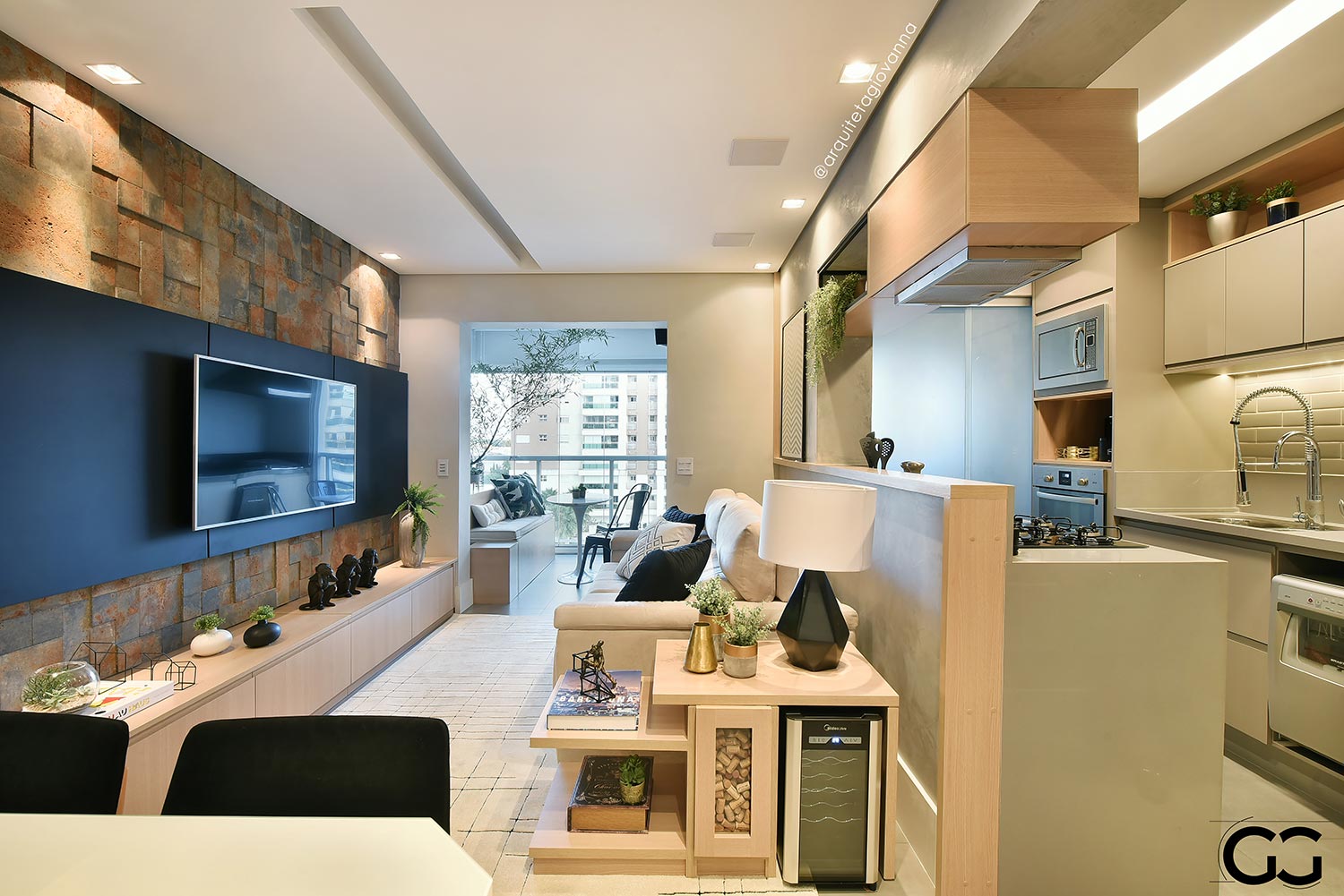 Ambiente compartilhado sala e cozinha com vista para sacada.