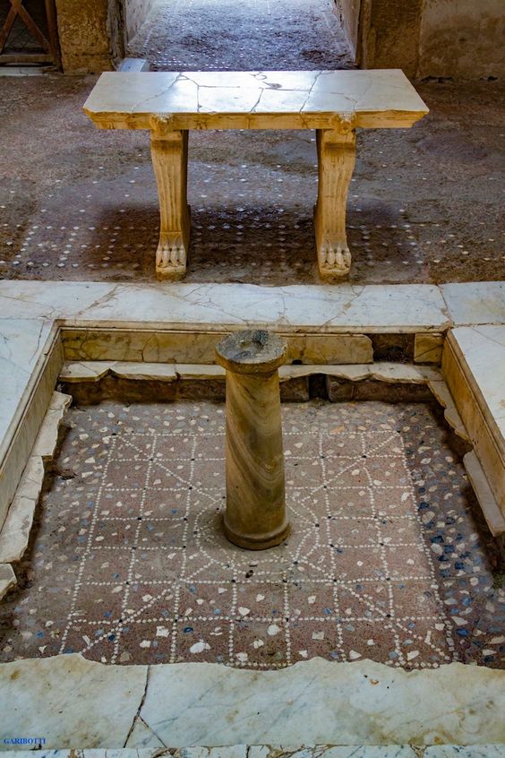 Detalhe de átrio em Pompeia Mulheres em um átrio