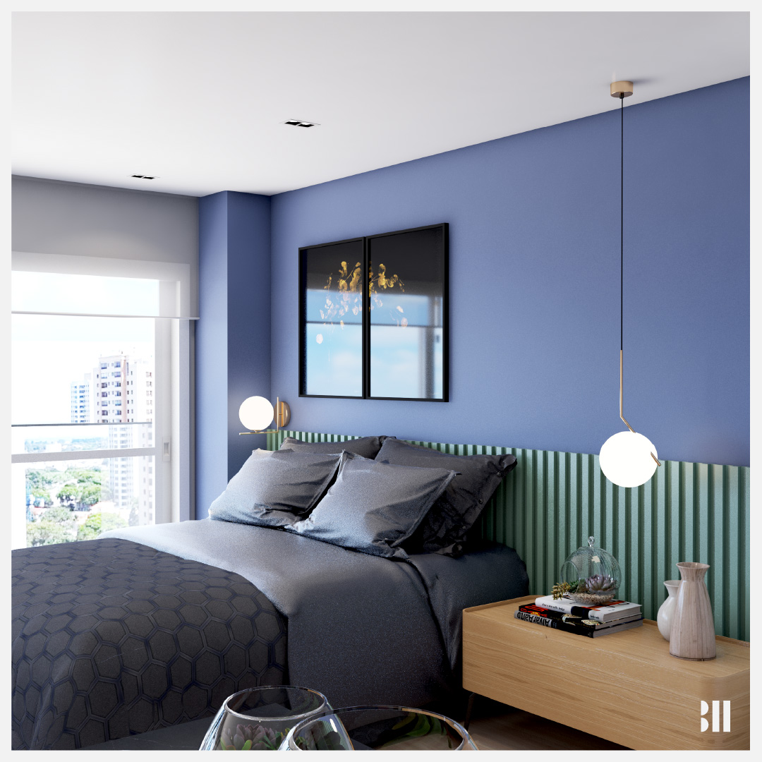 Quarto casal com parede azul, cabeceira da cama de madeira ripada verde, criado mudo de madeira e luminária pendente redonda.