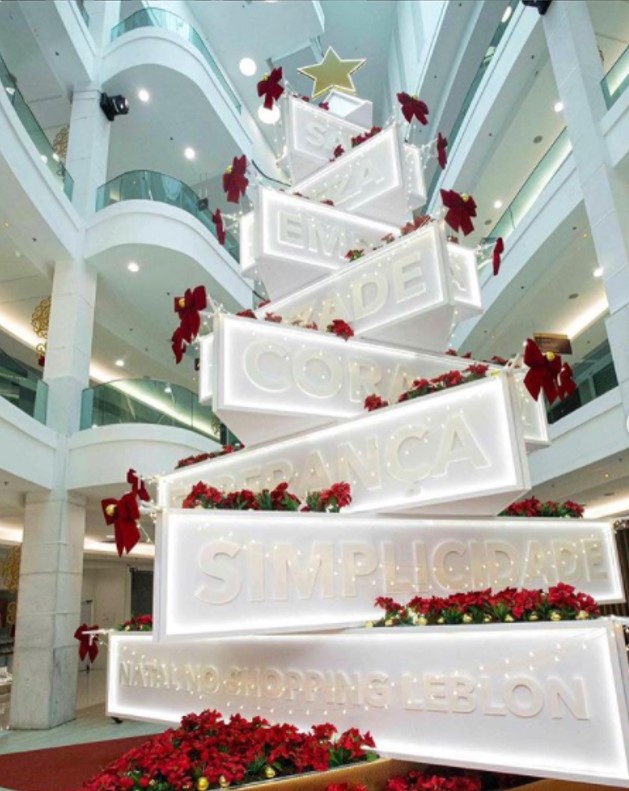 Decoração natalina com Arvore de palavras Criado pela Pazetto Events Instagram @shoppingleblon 