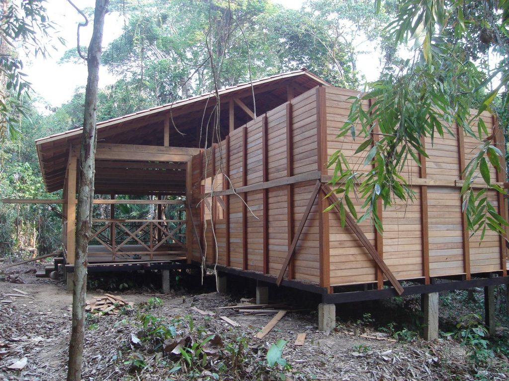 Ambiente de madeira da empresa Imaflora em local arborizado