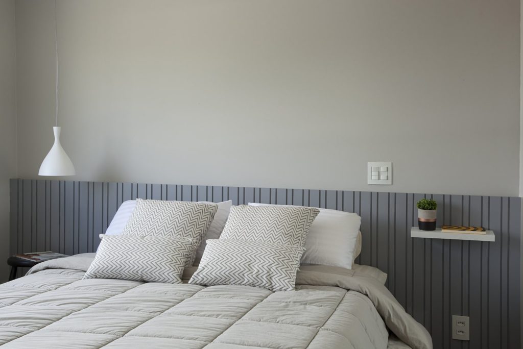 Décor de inverno - Quarto com cama de casal, cabeceira de madeira ripada cinza e parede de fundo cinza