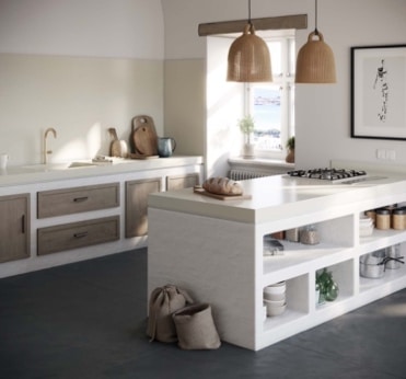 Cozinha com superficies Silestone® faro white, luminárias de palha, piso cinza e portas de armários de madeira