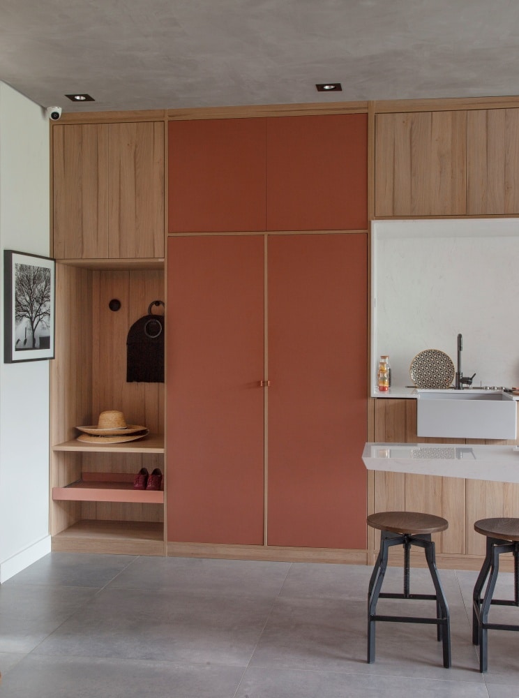 Armário da cozinha marrom com porta laranja