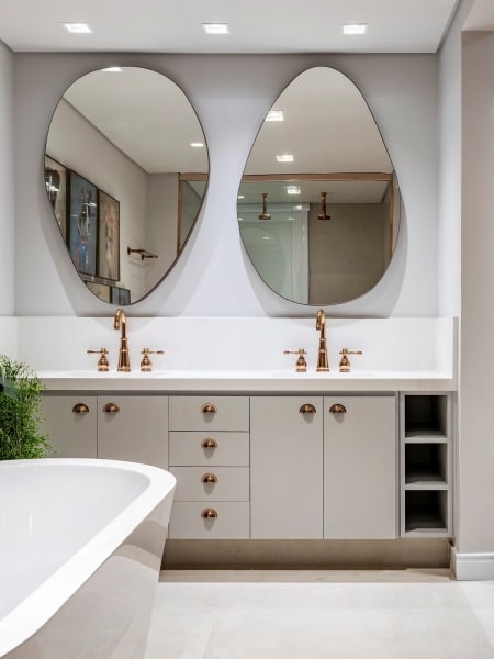 10 banheiros com espelhos orgânicos para se inspirar