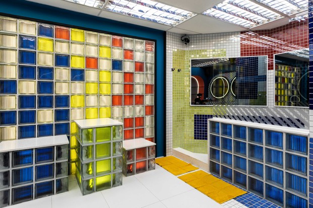 Banheiro do BBB 22, com blocos de vidro e azulejos coloridos
