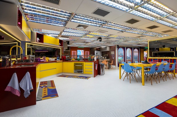 Cozinha vip do BBB 22 com móveis vermelho, amarelo e azul e piso branco