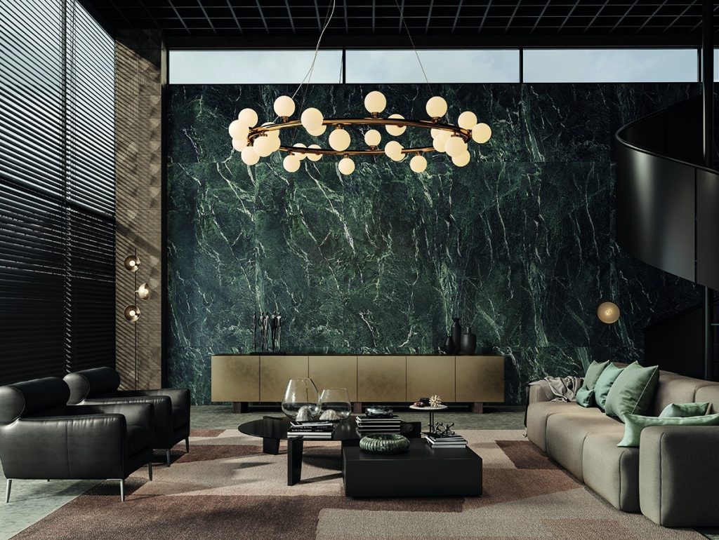 Sala de estar com parede revestida com porcelanatos SuperFormato Mármore Verde Alpi