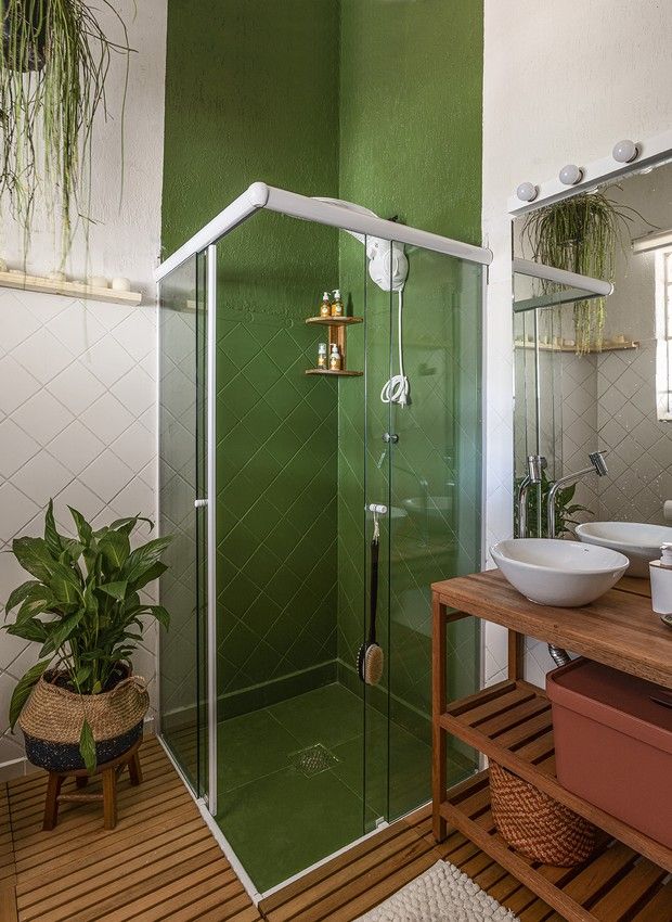 Banheiro com tintas verdes para pintar revestimentos do box do banheiro, demais paredes pintadas de brancas, bancadas de madeira