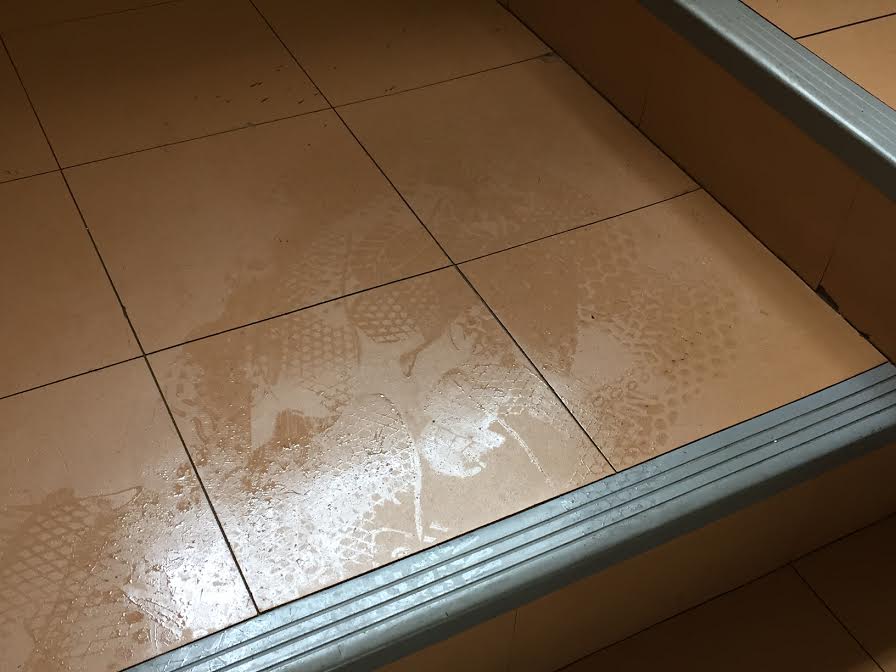 Como resolver a umidade do piso corretamente