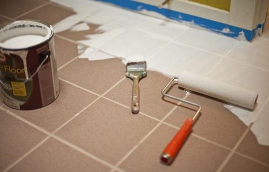 Tinta para piso cerâmico: como escolher o tipo e o acabamento