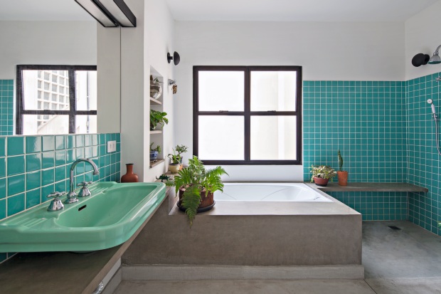37 banheiros coloridos com diferentes soluções para trazer cor ao ambiente