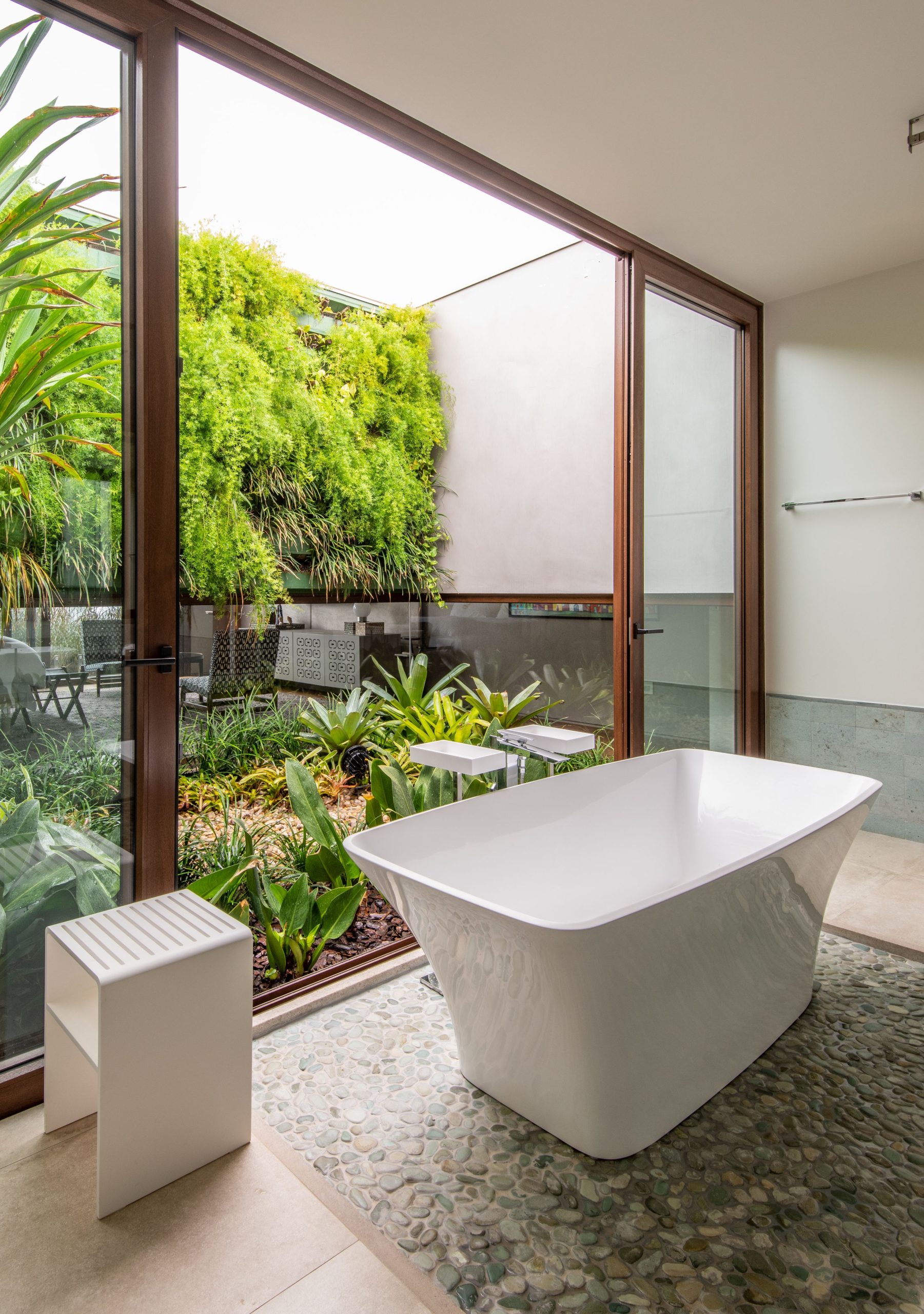 18 banheiros com plantas para ter mais verde dentro de casa