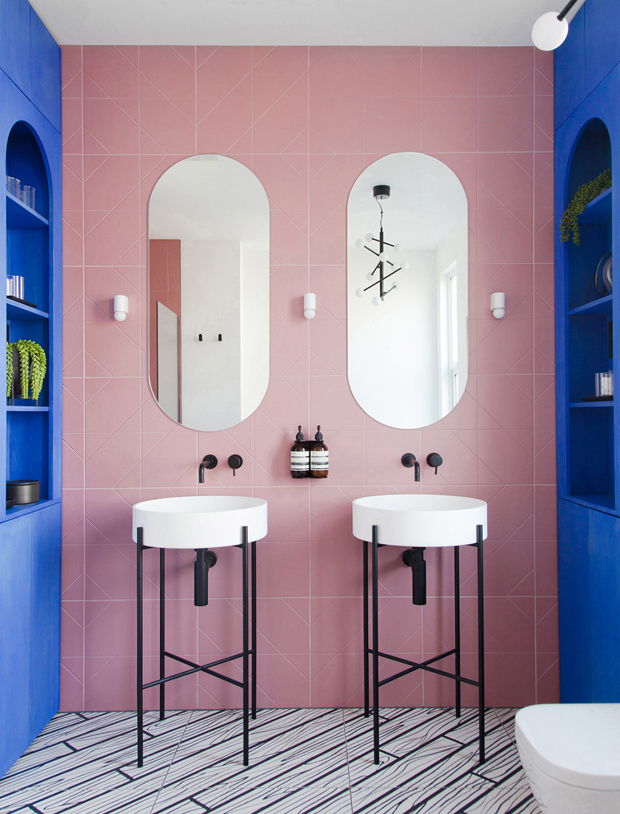 37 banheiros coloridos com diferentes soluções para trazer cor ao ambiente