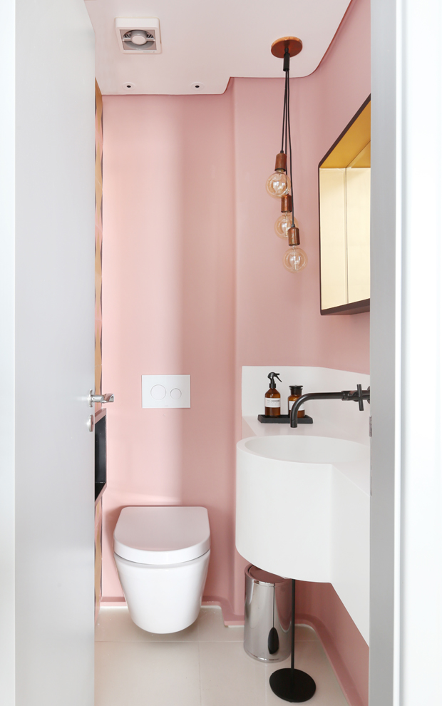 36 banheiros coloridos com diferentes soluções para trazer cor ao ambiente