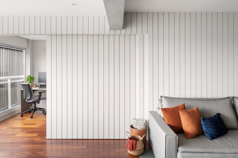 Painel ripado de madeira: vantagens e desvantagens - Revestindo a Casa