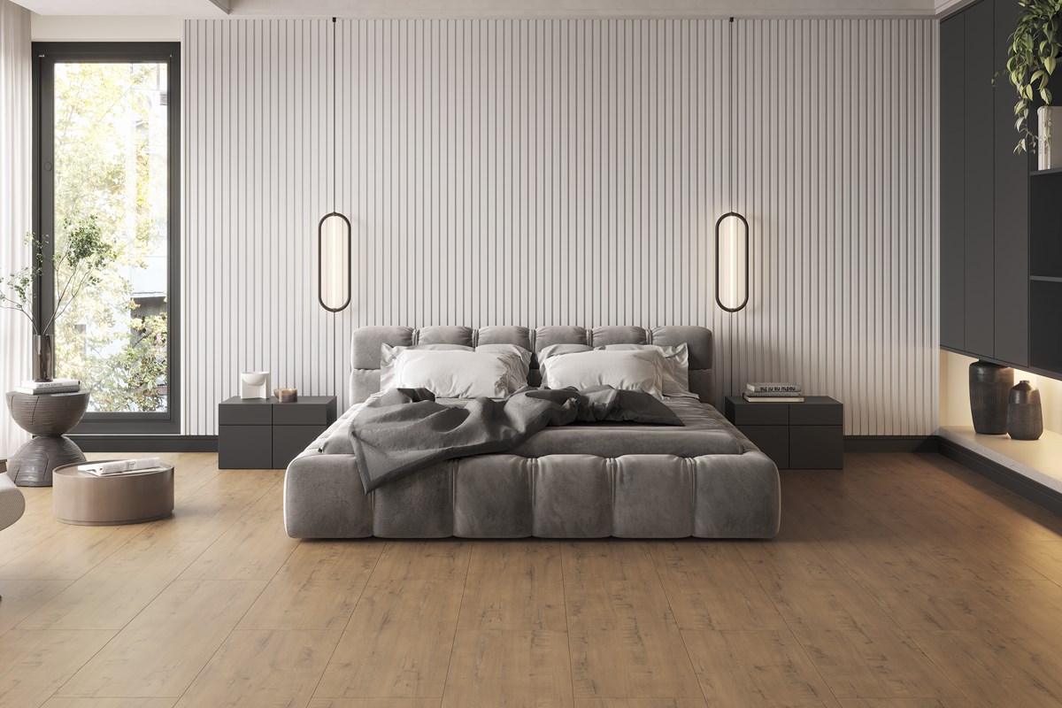Quarto com cama de casal de estofado cinza, piso laminado, parede de madeira ripada cinza claro