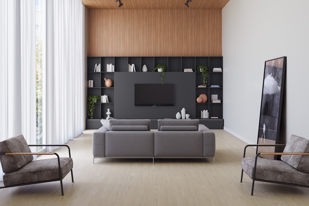 Sala de estar com piso laminado, sofá cinza, painel de TV cinza com fundo de madeira ripada e nicho pretos, duas poltronas atrás do sofá.