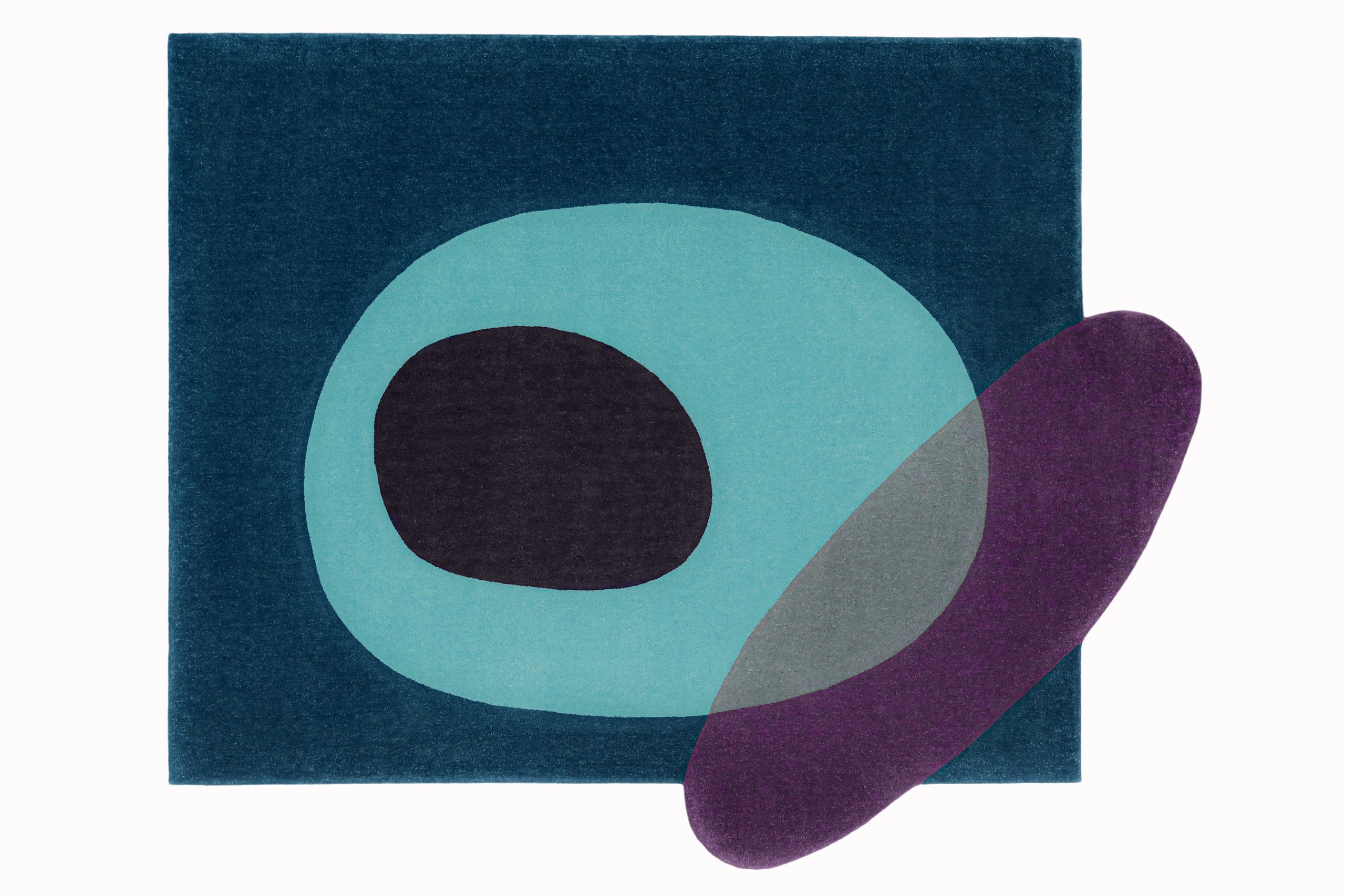Escritório _Ohtake assina linha de tapetes Meandros para a Punto e Filo - tapere quadrado azul escuro, com desenho redondo em seu interior azul claro e roxo