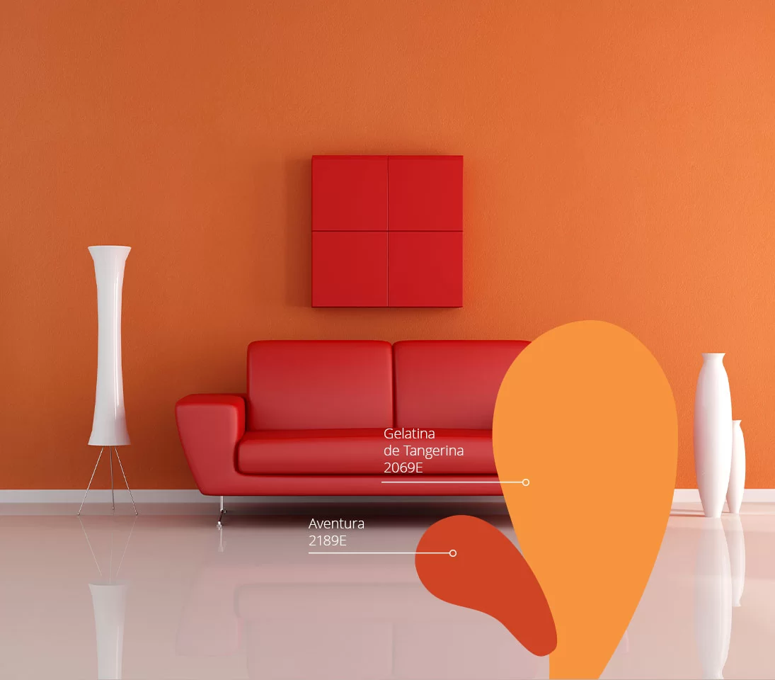 Ambiente com sofá vermelho e parede cor tangerina da paleta odisseia tintas eucatex, e piso porcelanto branco polido.
