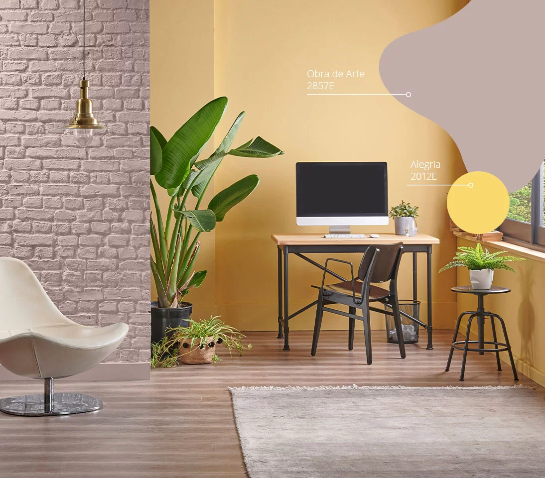 Tintas Eucatex elege Obra de Arte como Cor do Ano de 2024: Ambiente home office com piso laminado marrom, escrivaninha com computador, cadeira de descanso e banqueta com vaso de flor.