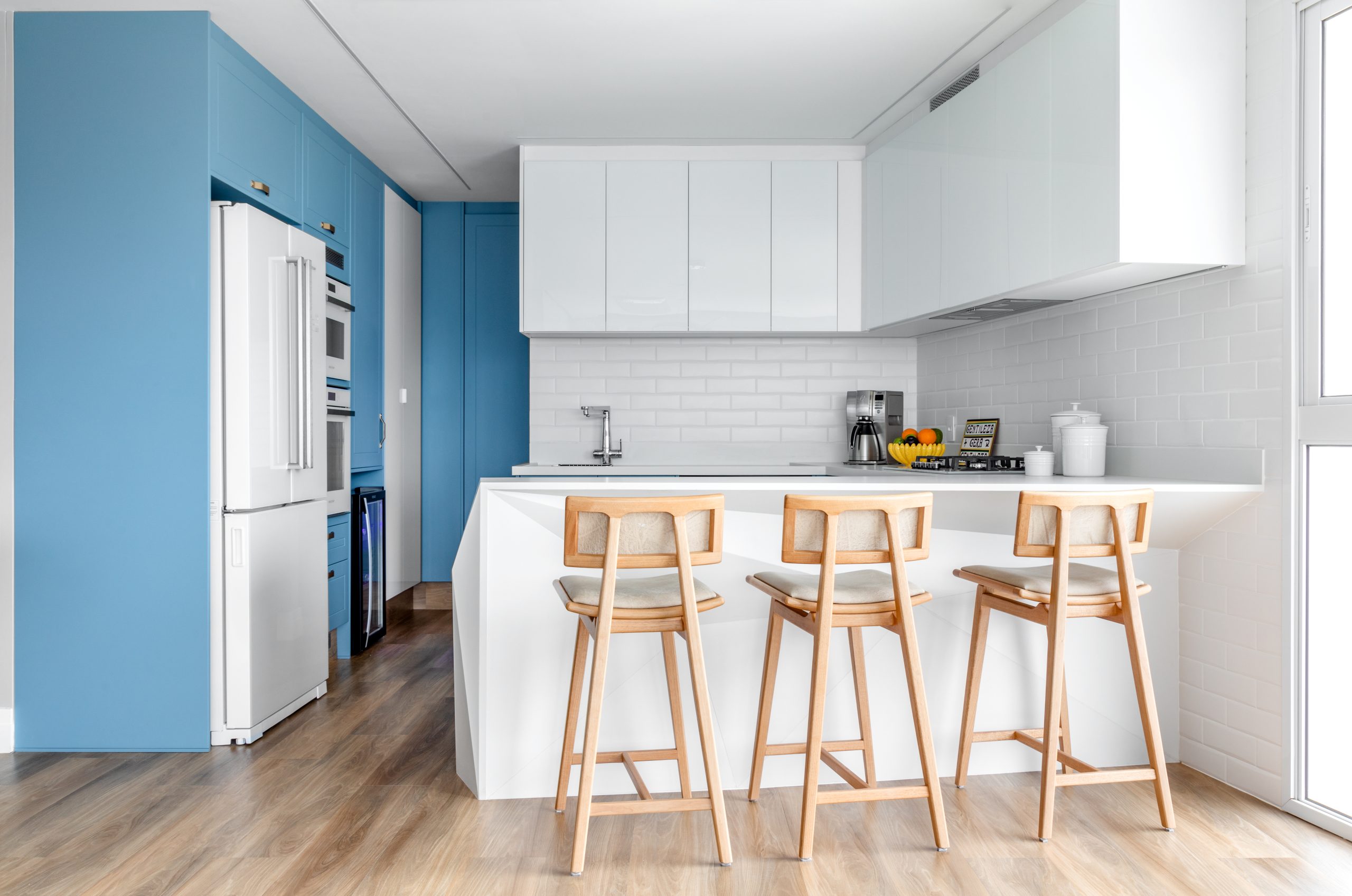 Nostalgia com modernidade: cozinhas retrô ganham espaço nos projetos de arquitetura