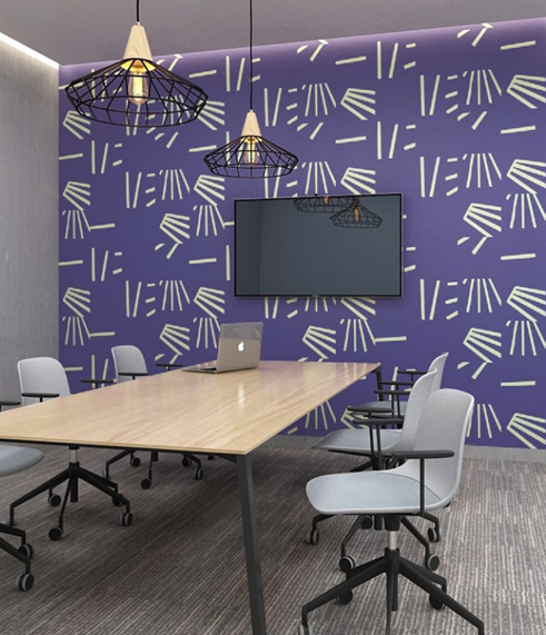 Parede com revestimento acústico roxo com detalhes brancos, mesa de reunião, cadeiras e televisão na parede.