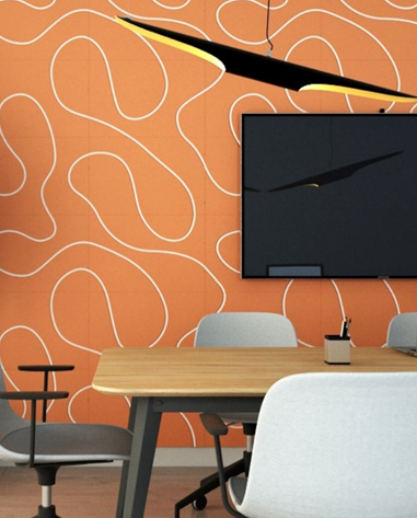 Parede com revestimento acústico laranja e com detalhes brancos, mesa de reunião e cadeiras