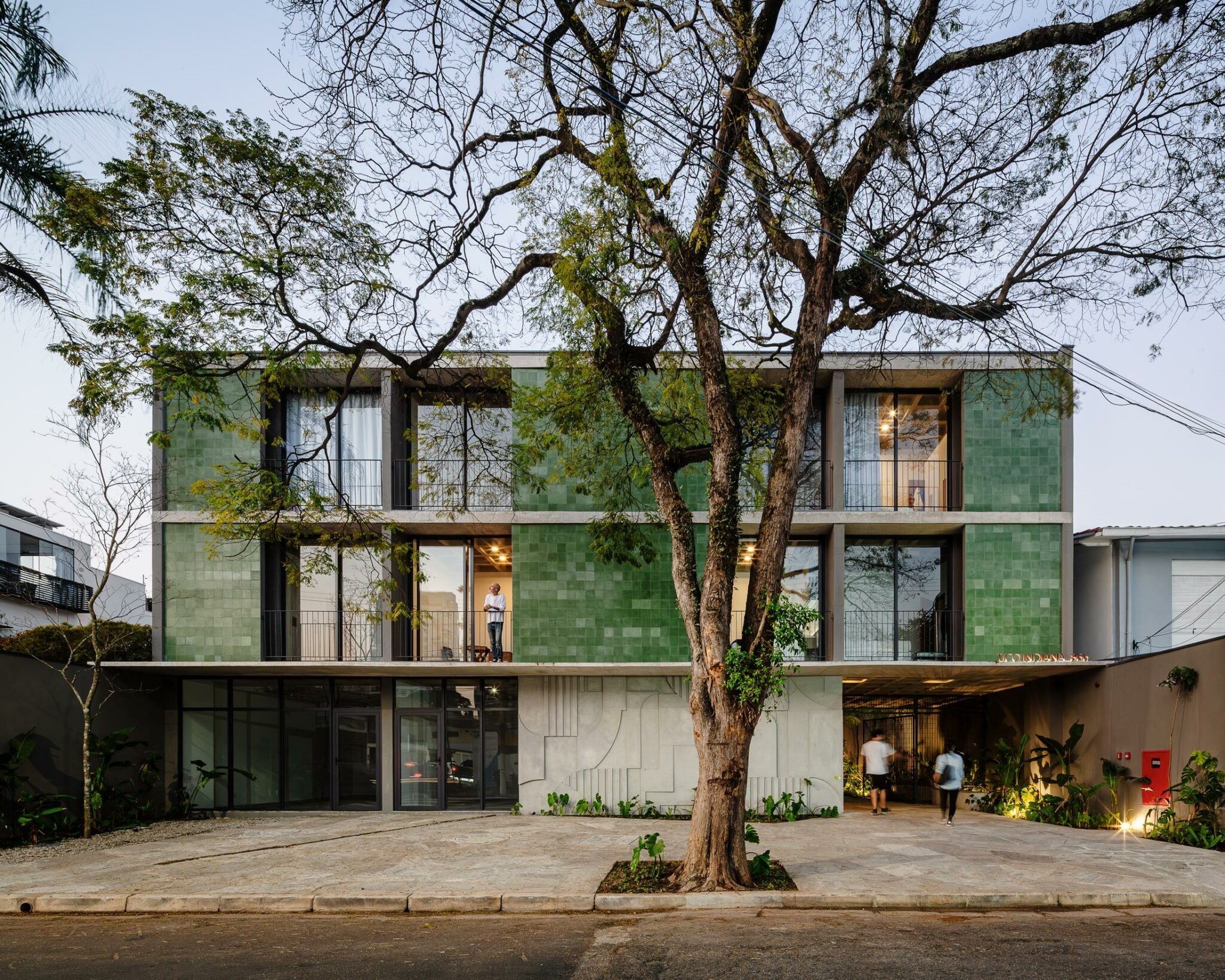 Projeto de arquitetura vencedor: residência de um lado, no outro, vegetação e árvores de grande porte que deveriam ser preservadas.