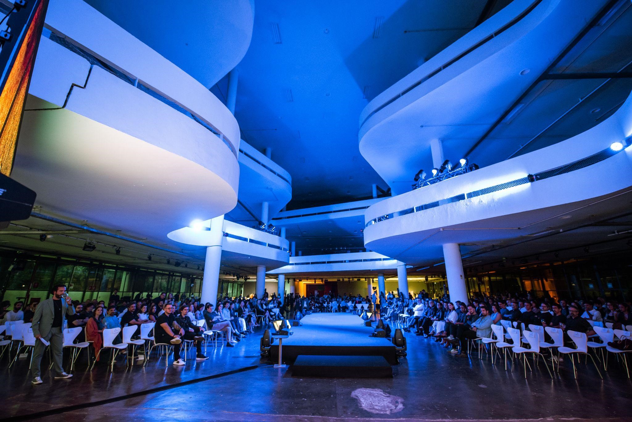 Prêmio de arquitetura em Auditório com luz azul e pessoas sentadas 